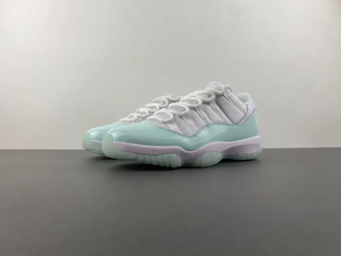Air Jordan 11 Low “Igloo” 