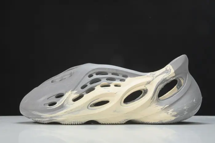 Yeezy Foam RNNR MX Cream Clay  GV 