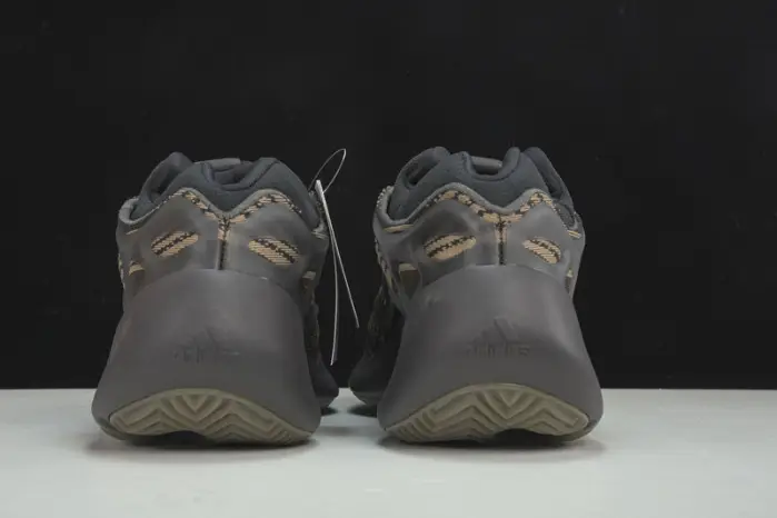 YEEZY 700 V3 'CLAY BROWN' 