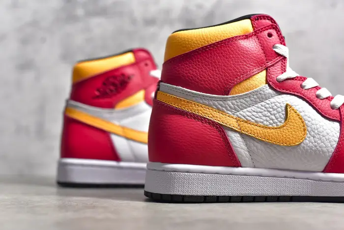 Jordan 1 Retro High OG Light Fusion Red 