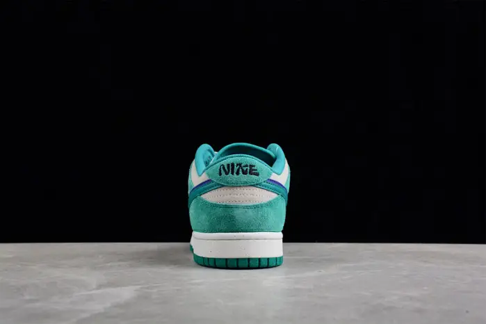 Nike SB Dunk Low 
