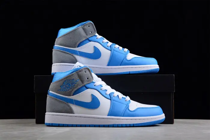 Air Jordan 1 Mid "University Blue" 