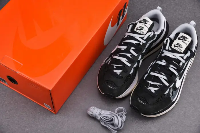 NIKE VAPORWAFFLE SACAI BLACK WHITE 