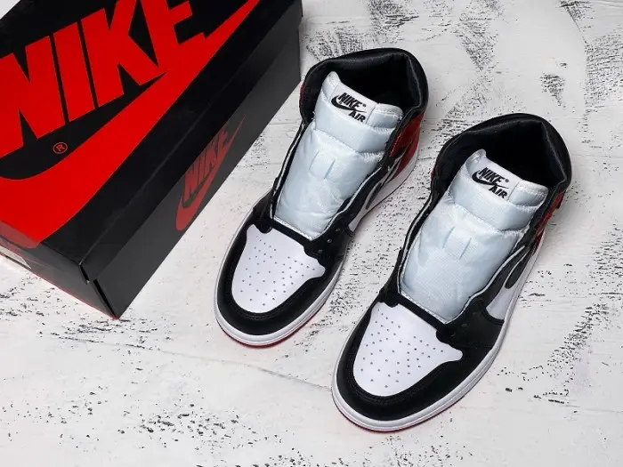 Jordan 1 Retro High Satin Black Toe (W) 