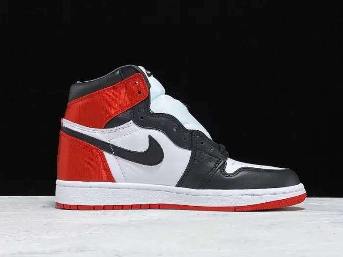 Jordan 1 Retro High Satin Black Toe (W) 