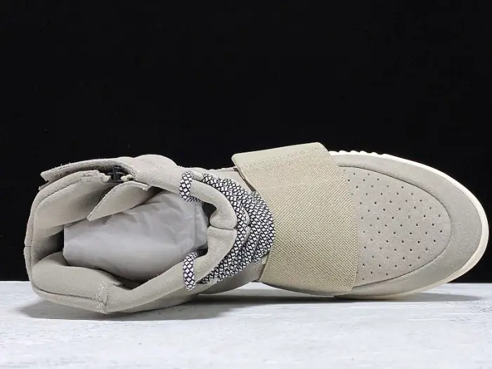 Yeezy Boost 750 OG Light Brown 
