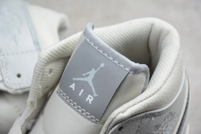 Jordan 1 Mid Light Bone 