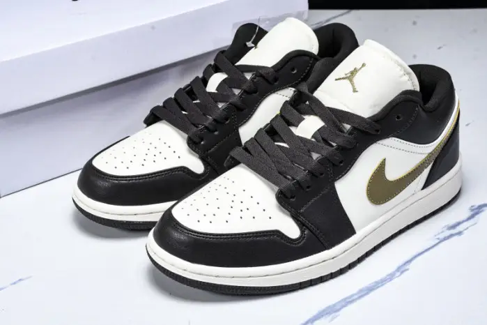 Air Jordan 1 Low 