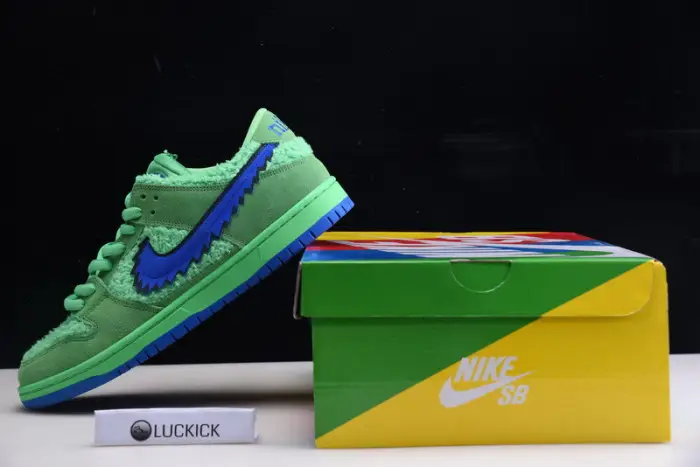 GRATEFUL DEAD X NIKE SB DUNK LOW “GREEN BEAR” 