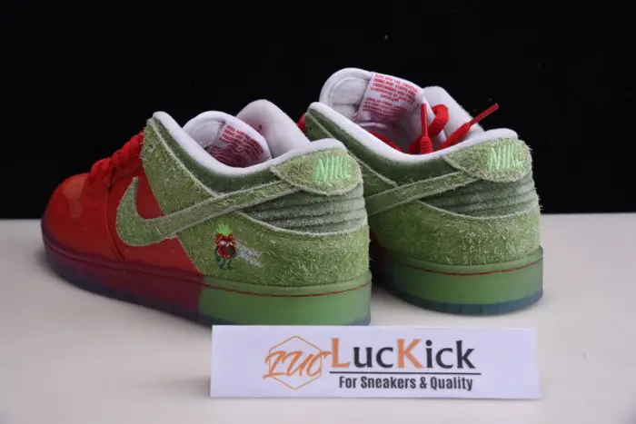 NIKE DUNK LOW SB "STRAWBERRY COUGH" 