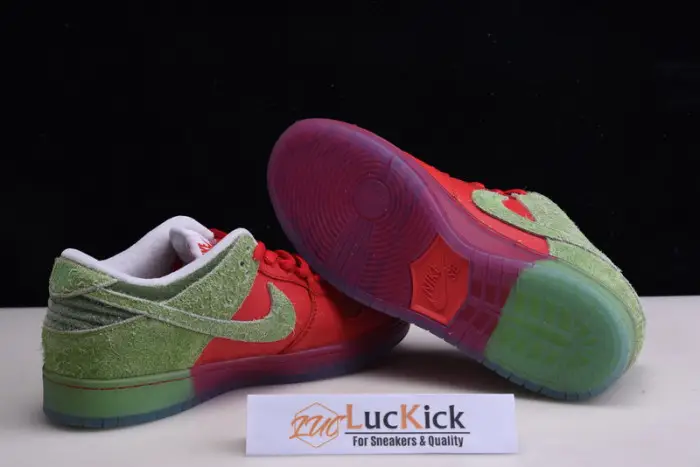 NIKE DUNK LOW SB "STRAWBERRY COUGH" 