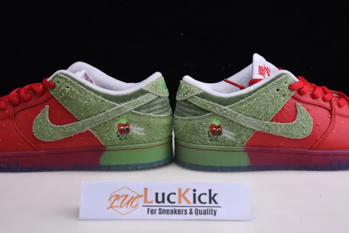 NIKE DUNK LOW SB "STRAWBERRY COUGH" 