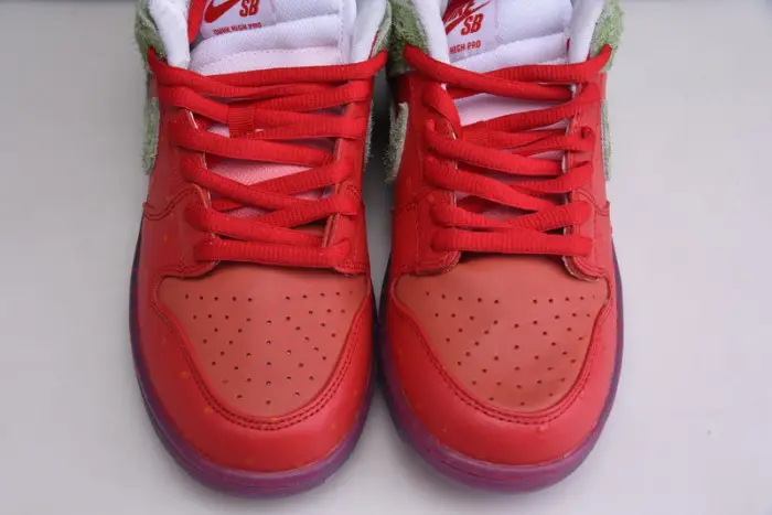 NIKE DUNK LOW SB "STRAWBERRY COUGH" 