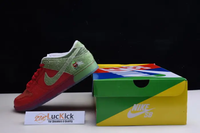 NIKE DUNK LOW SB "STRAWBERRY COUGH" 