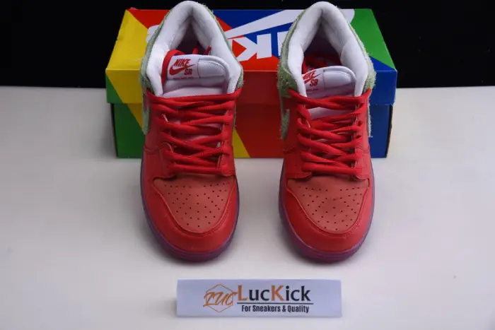 NIKE DUNK LOW SB "STRAWBERRY COUGH" 