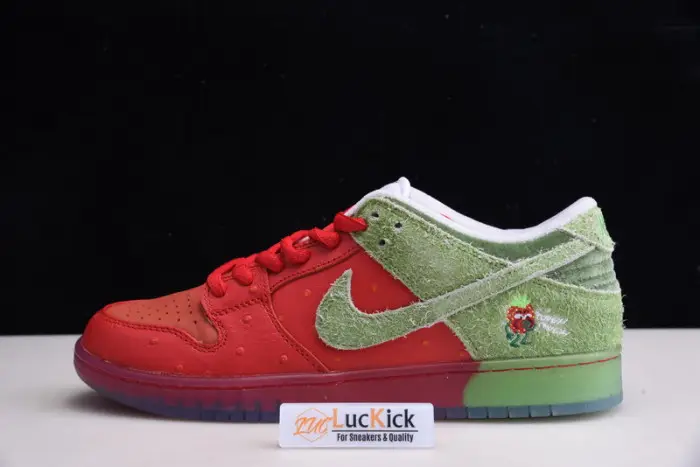 NIKE DUNK LOW SB "STRAWBERRY COUGH" 