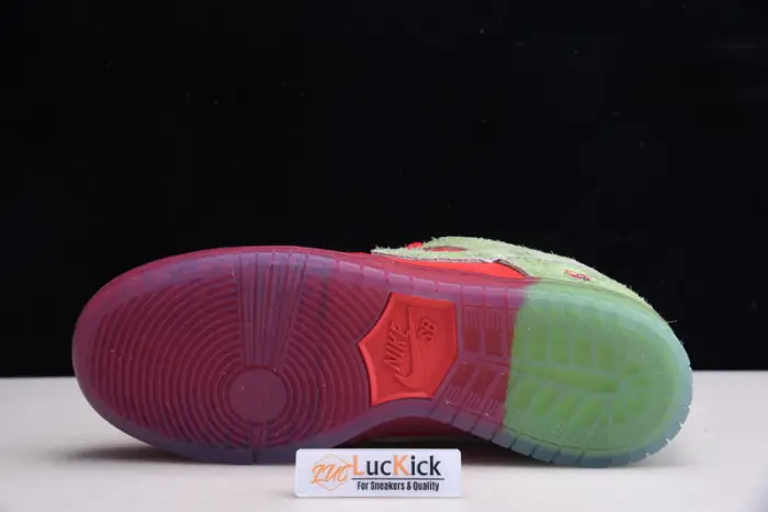 NIKE DUNK LOW SB "STRAWBERRY COUGH" 