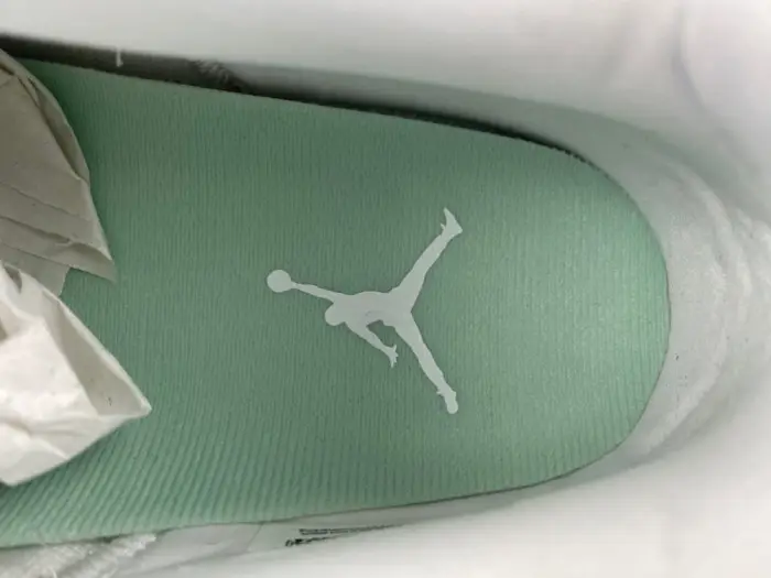 Air Jordan 11 Low “Igloo” 