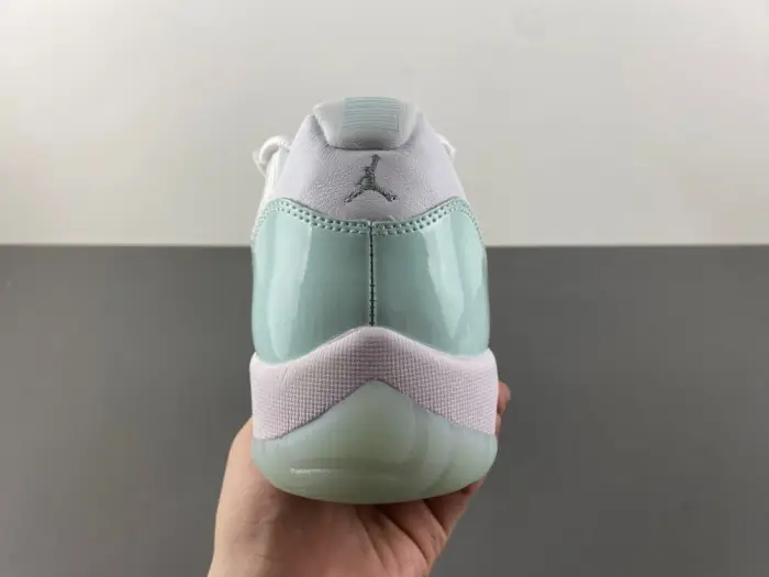 Air Jordan 11 Low “Igloo” 