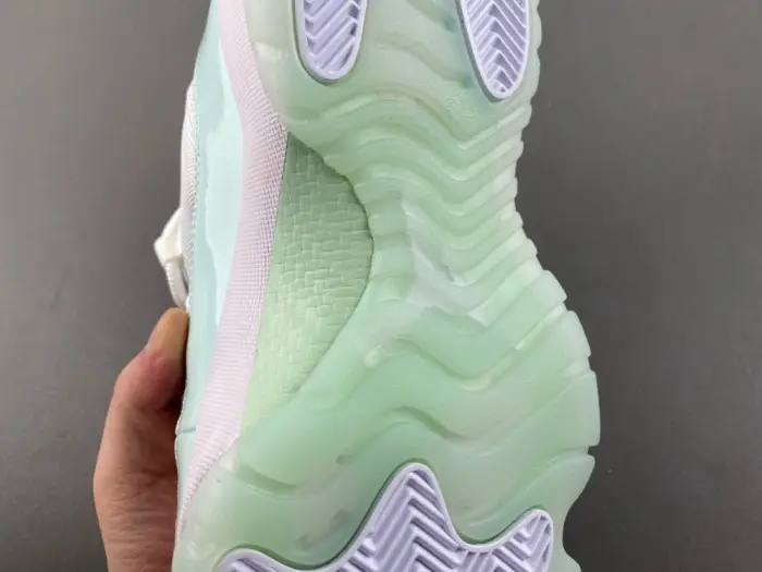 Air Jordan 11 Low “Igloo” 