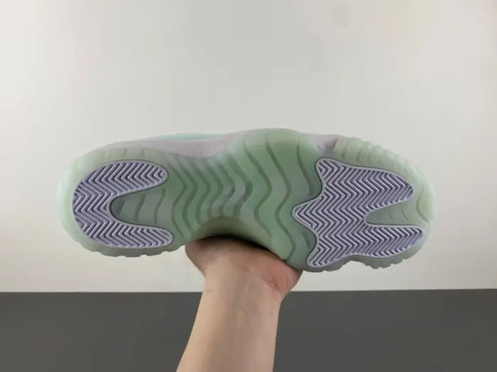 Air Jordan 11 Low “Igloo” 