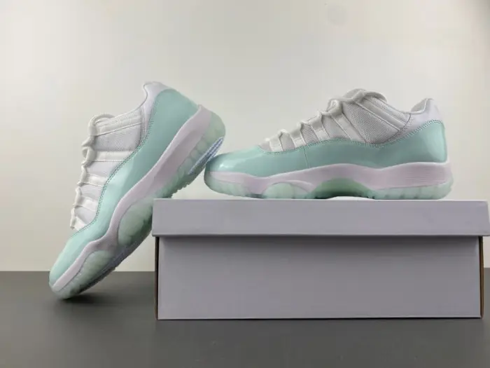 Air Jordan 11 Low “Igloo” 