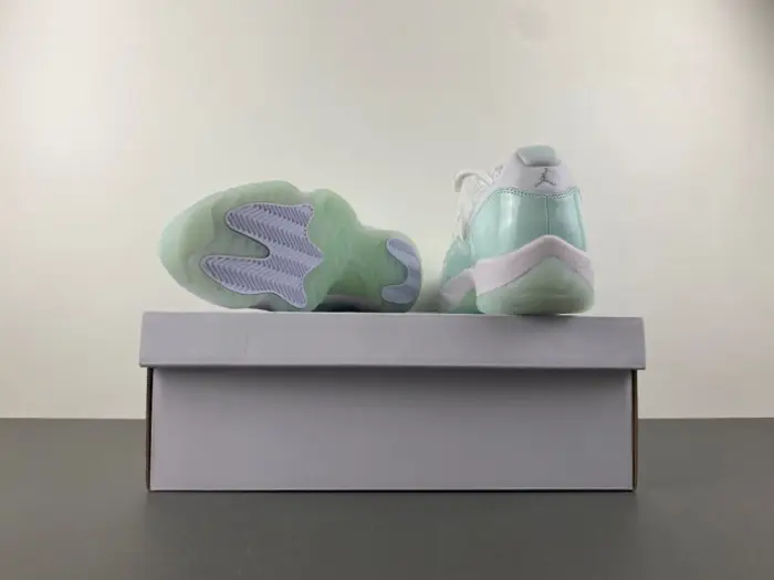 Air Jordan 11 Low “Igloo” 