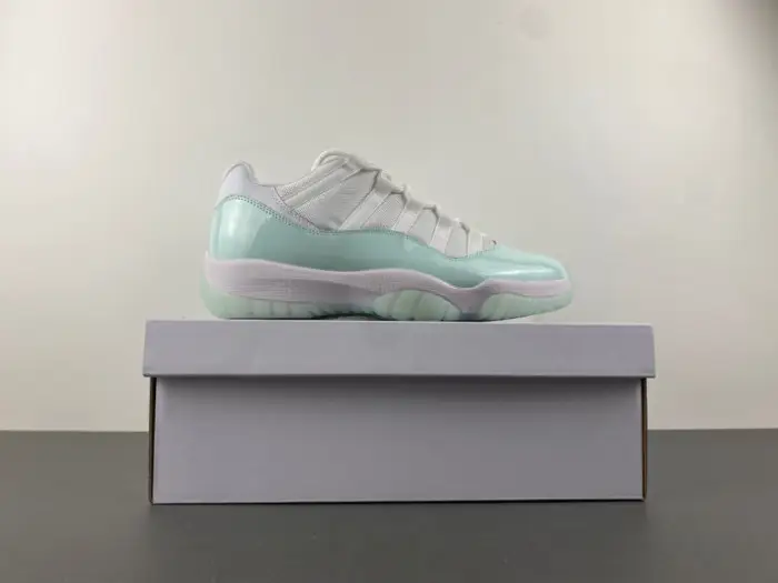 Air Jordan 11 Low “Igloo” 