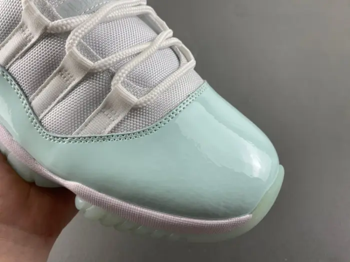 Air Jordan 11 Low “Igloo” 