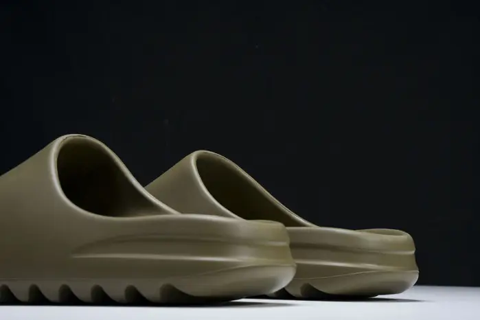 Yeezy Slide Earth Brown 