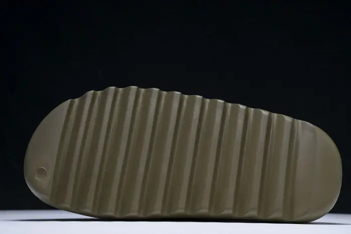 Yeezy Slide Earth Brown 