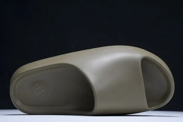 Yeezy Slide Earth Brown 
