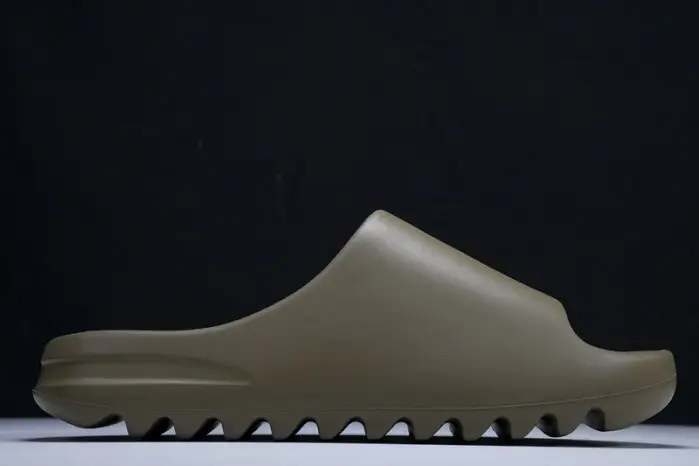 Yeezy Slide Earth Brown 