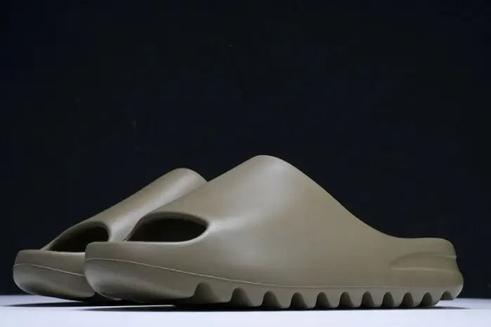 Yeezy Slide Earth Brown 