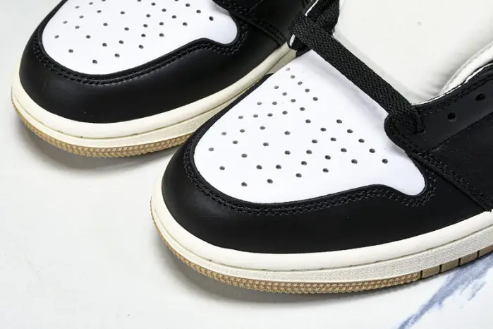 Air Jordan 1 High OG "Metallic Gold" 