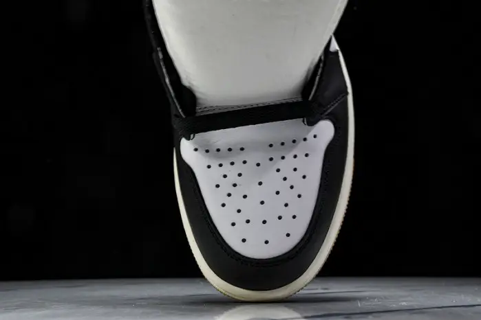 Air Jordan 1 High OG "Metallic Gold" 