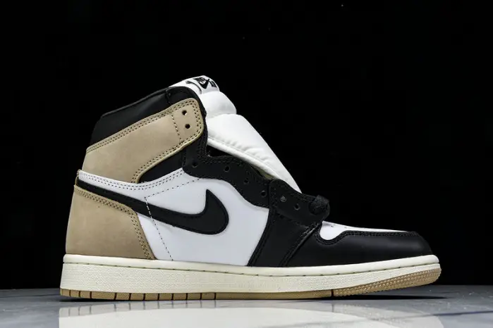 Air Jordan 1 High OG "Metallic Gold" 