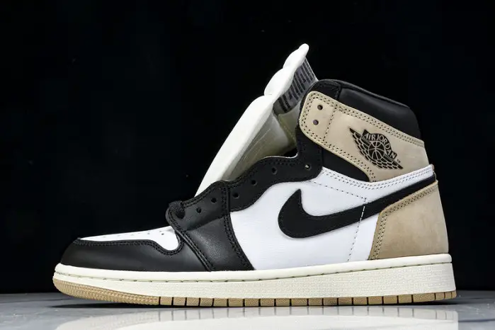 Air Jordan 1 High OG "Metallic Gold" 