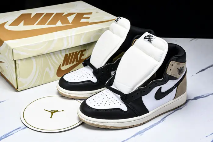 Air Jordan 1 High OG "Metallic Gold" 