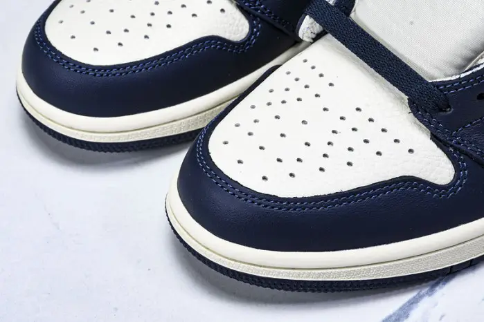 AIR JORDAN 1 OBSIDIAN UNIVERSITY BLUE 