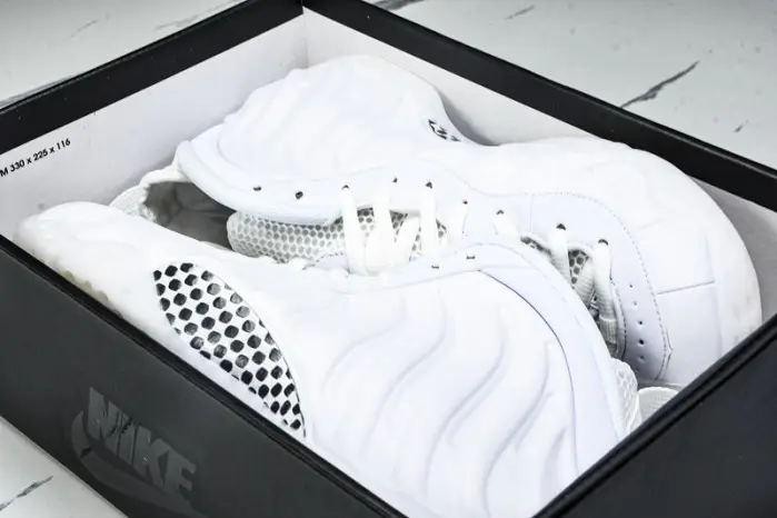 Nike Air Foamposite One “Triple White” 