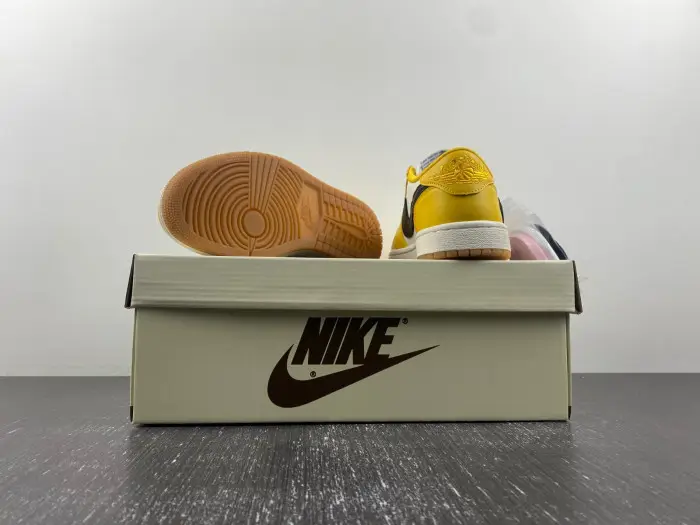 Travis Scott x Air Jordan 1 Low OG 