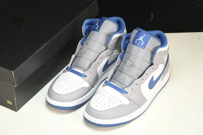Air Jordan 1 Mid "True Blue" 