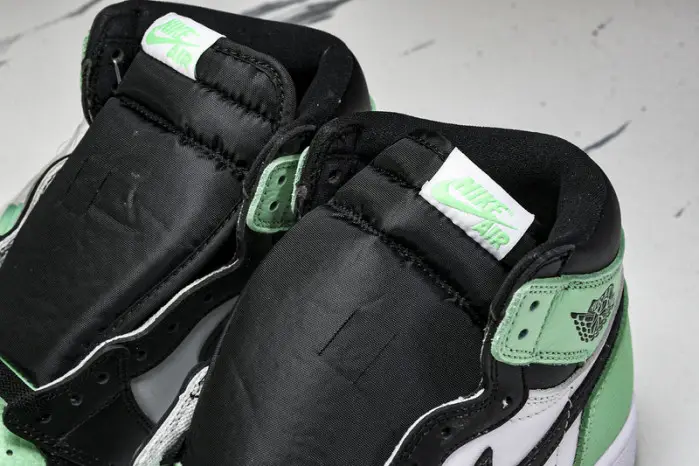 AIR JORDAN 1 HIGH OG GREEN GLOW 