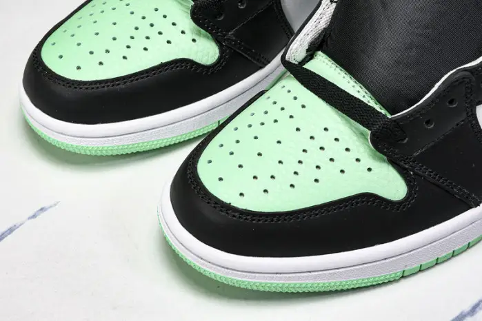 AIR JORDAN 1 HIGH OG GREEN GLOW 