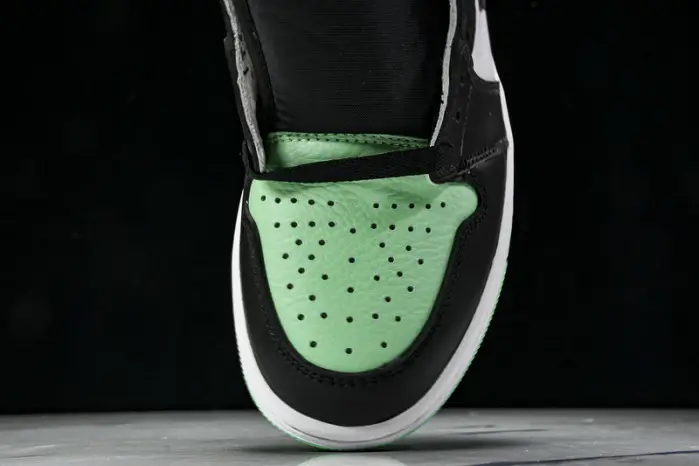 AIR JORDAN 1 HIGH OG GREEN GLOW 