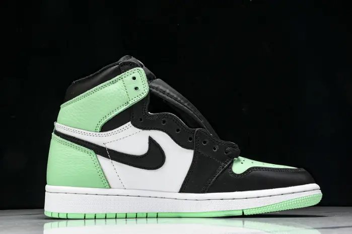 AIR JORDAN 1 HIGH OG GREEN GLOW 