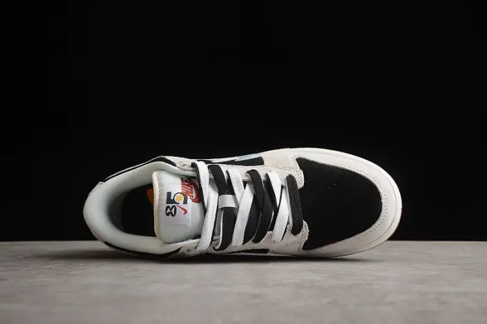 NIKE  SB Dunk Low 