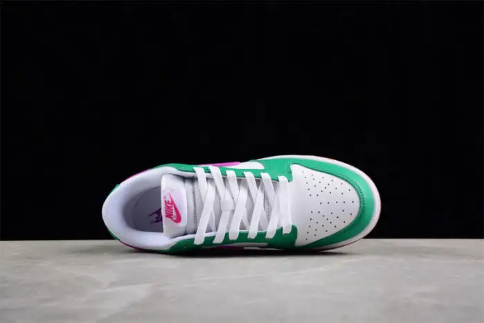 NIKE SB DUNK LOW 