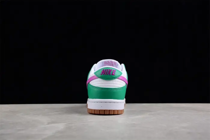 NIKE SB DUNK LOW 